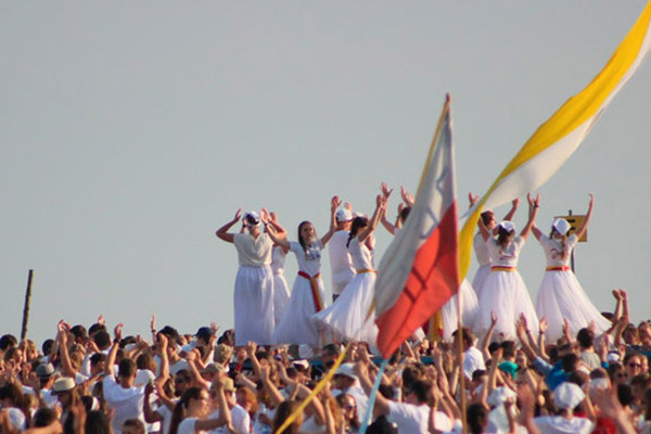 Jóvenes del mundo entero participan de la vigilia con el Papa en Campus Misericordiae
