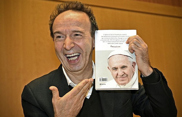 Fotonoticia: ‘Este libro es como llevar al Papa en el bolsillo’