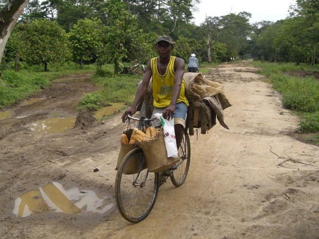 La bicicleta, un medio para evangelizar y estar con los pobres en Madagascar