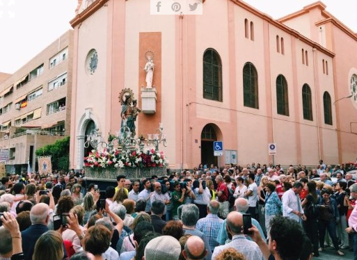 Fotonoticia: Dos mil personas siguen la procesión de María Auxiliadora en Alicante