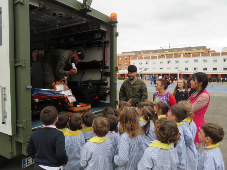 Fotonoticia: Salesianos Badajoz recibe la visita del cuerpo de Especialistas del Ejercito de Tierra