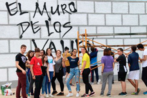 500 niños de Salesianos Cartagena protagonizan El muro de los Valientes