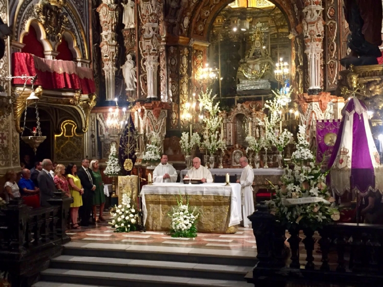 Los Antiguos Alumnos de Granada ofrecen los cultos a la Virgen de las Angustias.