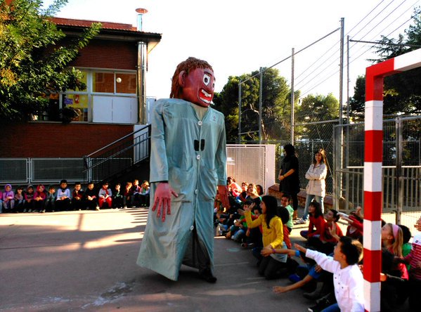 Fotonoticia: El gigante Manel se hace presente en la Castañada de Horta