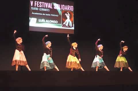 Fotonoticia: El arte y la solidaridad se unieron en el teatro Cervantes de Linares