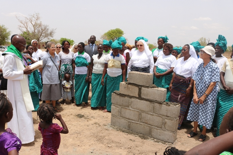Primera piedra en el proyecto educativo de las Salesianas en Burkina Faso