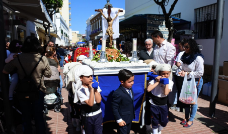 Fotonoticia: Los pequeños de Salesianos Rota salen a la calle el Viernes de Dolores