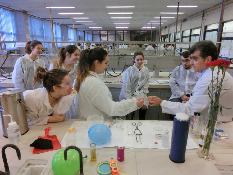 El Bachillerato tecnológico de Sant Vicenç participa en el «Hacemos Química» de la Universidad de Barcelona