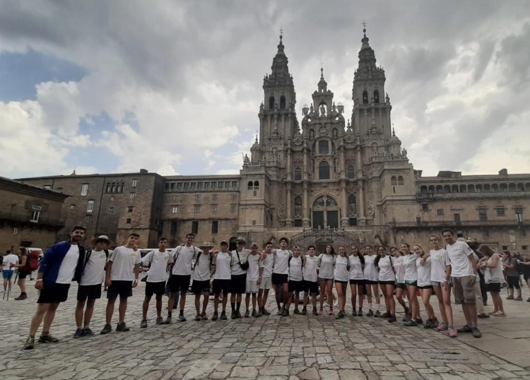 Los jóvenes de los grupos de fe de Villena peregrinan a Santiago