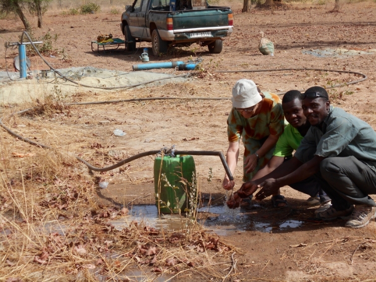 Aparición de agua en el terreno de Koubri, en Burkina Faso